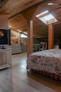 a large bedroom with a bed and a kitchen at Suite La Mansion Casa Rural in La Toba