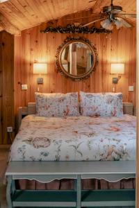 a bedroom with a bed with a mirror on the wall at Suite La Mansion Casa Rural in La Toba