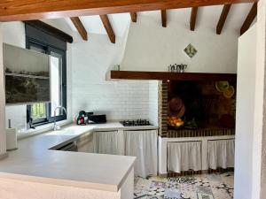 A kitchen or kitchenette at Villa Enri Villa y Casita con Piscina y Jacuzzi
