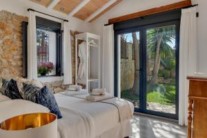A bed or beds in a room at Villa Enri Villa y Casita con Piscina y Jacuzzi