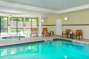 Bazén v ubytování Courtyard by Marriott Oneonta nebo v jeho okolí