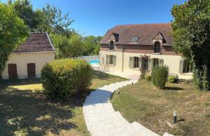 una casa con una pasarela frente a un patio en Le Mondementais - Gîte en Champagne avec piscine, en Mondement-Montgivroux