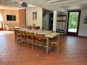 Un gran comedor con mesa y sillas. en Le Mondementais - Gîte en Champagne avec piscine, en Mondement-Montgivroux