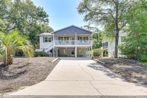 Newly Renovated Home in Oak Island! في أوك آيلاند: بيت ابيض كبير وبه ممشى