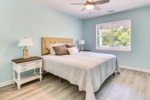 Newly Renovated Home in Oak Island! في أوك آيلاند: غرفة نوم بسرير كبير ونافذة