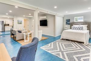 Newly Renovated Home in Oak Island! في أوك آيلاند: غرفة نوم مع سرير وغرفة معيشة