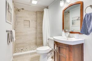 Newly Renovated Home in Oak Island! في أوك آيلاند: حمام مع مرحاض ومغسلة ودش +26 صورة