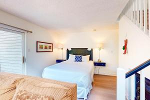 Un dormitorio con una cama y una escalera. en Condo 116 at North Creek Resort, en Blue Mountains