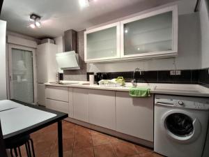 eine Küche mit einer Waschmaschine und einem Geschirrspüler in der Unterkunft Chalet 3 hab vista rio Guadiana in Ayamonte