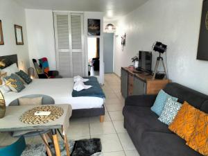 una sala de estar con una cama y un sofá en Bonheur à la résidence Savane, en Le Gosier