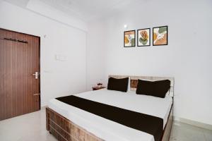 Ліжко або ліжка в номері Collection O Jaipur Junction Formerly Hotel SK Palace