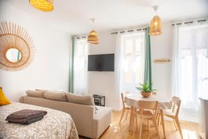 a living room with a couch and a table at Providencia 3 - Shipyard and Yacht crews in La Ciotat +5 photos