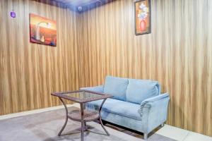 Hotel O Ambassador Hotel Panchgani的休息区