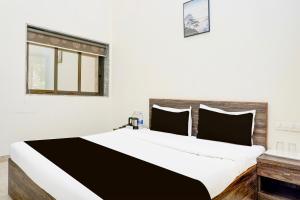 Hotel O Ambassador Hotel Panchgani客房内的一张或多张床位