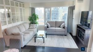 Χώρος καθιστικού στο Pantages Skyline Suite in Toronto Centre - Free Parking