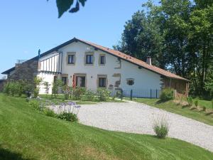 a white house on a hill with a gravel driveway at Selaurua in Sare