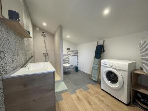 a bathroom with a washing machine and a washer at Selaurua in Sare