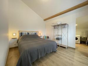 a bedroom with a large bed in a room at Selaurua in Sare