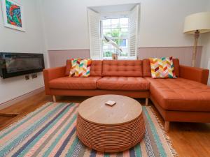 een woonkamer met een bank en een salontafel bij 21 Alverton Street in Penzance