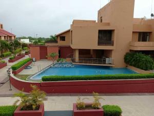 Palette The Royal Castle Resort Rajkot内部或周边的泳池