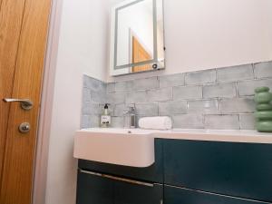 een badkamer met een wastafel en een spiegel bij 21 Alverton Street in Penzance +38 foto's
