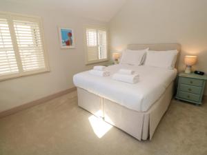 een slaapkamer met een groot wit bed met witte kussens bij 21 Alverton Street in Penzance