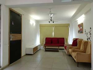 Palette The Royal Castle Resort Rajkot的休息区