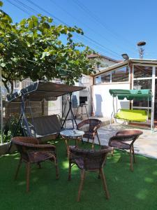 a group of chairs and a table in a yard at стаи за гости Левтерови in Chernomorets