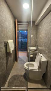A bathroom at Amaru TreeHouse