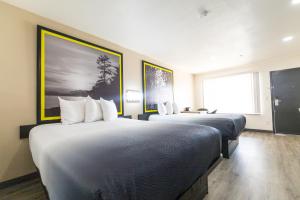 Postel nebo postele na pokoji v ubytování Super 8 by Wyndham Jasper TX