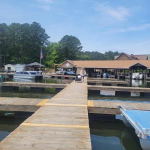 un quai avec des bateaux sur l'eau à côté d'un bâtiment dans l'établissement The Gilead Cottage Near Lake Tillery & Uwharrie, à Mount Gilead