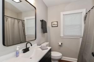 une salle de bain avec un lavabo et un miroir dans l'établissement The Gilead Cottage Near Lake Tillery & Uwharrie, à Mount Gilead 34 autres photos