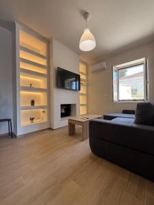 a living room with a couch and a table at Billy's Luxury Apartment in Vlikhón