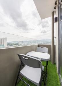 Balkoni atau teres di MY Modest Condo with Balcony - BE Residences near IT Park Cebu