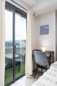 Katil atau katil-katil dalam bilik di MY Modest Condo with Balcony - BE Residences near IT Park Cebu +30 gambar