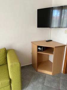 Televízia a/alebo spoločenská miestnosť v ubytovaní Apartments Dada