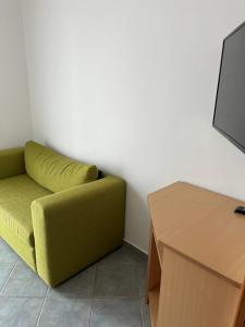 Televízia a/alebo spoločenská miestnosť v ubytovaní Apartments Dada
