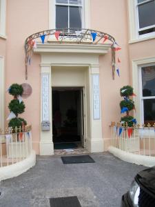 Tampak depan atau pintu masuk The Belgrave Hotel Tenby