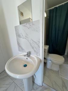 un baño con lavabo e inodoro en Casa Bianca, en Marsella