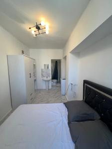 Un dormitorio con una cama grande y un baño. en Casa Bianca, en Marsella 2 fotos más