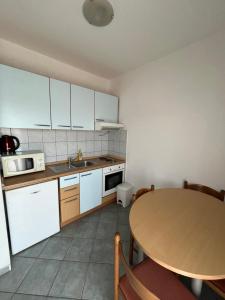 Kuchyňa alebo kuchynka v ubytovaní Apartments Dada