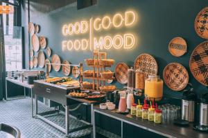 a fast food restaurant with a buffet of food at Hotel Faranda Collection Zona G in Bogotá