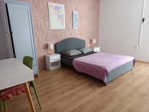 Postel nebo postele na pokoji v ubytování Bright and Colourful Apartment Luce -Sandy beach