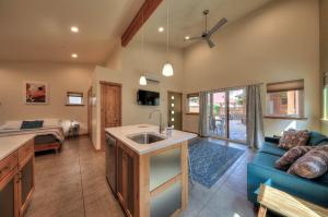 Μια τηλεόραση ή/και κέντρο ψυχαγωγίας στο Casa Moab Hideaway - Downtown - Outdoor Sauna!