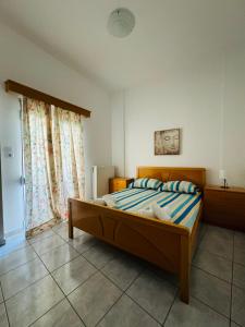 a bedroom with a bed and a window at Polivios Apartment in Térsa