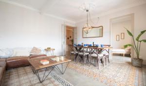 ein Wohnzimmer mit einem Sofa und einem Tisch in der Unterkunft You Stylish Boutique Apartments in Barcelona