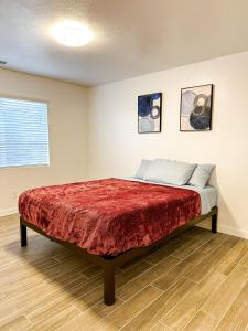 Katil atau katil-katil dalam bilik di Large Home Near SLC Airport And Downtown