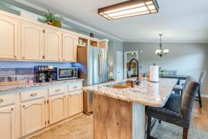 une cuisine avec des armoires en bois et un comptoir dans l'établissement Outdoor Kitchen and Hot Tub Table Rock Lake House, à Golden