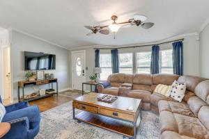 un salon avec un canapé et une table dans l'établissement Outdoor Kitchen and Hot Tub Table Rock Lake House, à Golden