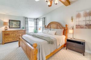 une chambre avec un grand lit et une commode dans l'établissement Outdoor Kitchen and Hot Tub Table Rock Lake House, à Golden